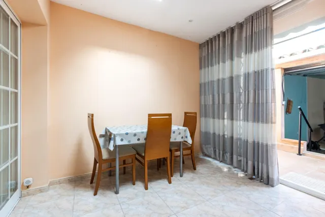 Casa adosada con amplio garaje, patio y terraza - foto 3