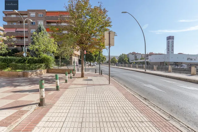 Plaza de garaje cerrado con estanterías en parque Genil cerca de Hospital La Inmaculada — 31