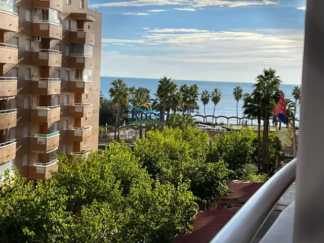 Piso reformado en primera línea del mar con terraza y piscin