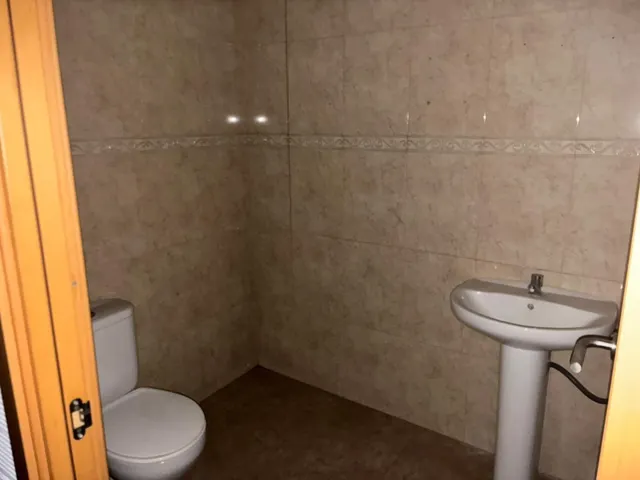 LOCAL COMERCIAL A PIE DE CALLE — 27