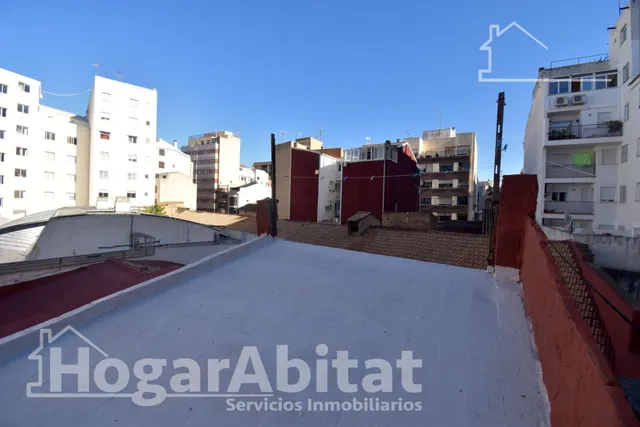 AMPLIA CASA PARA REFORMAR CON 7 DORMITORIOS EN EL CENTRO — 31
