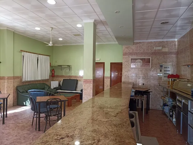 Casa Independiente con Local Comercial y Garaje en el Corazó - foto 3