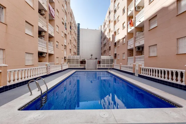 Apartamento de 2 dormitorios con piscina comunitaria en Torrevieja — 30