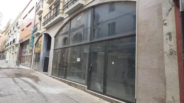Local comercial con altillo. — 11