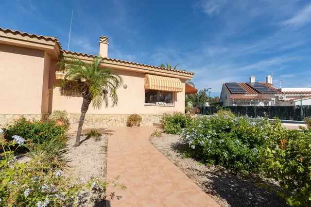 Casa en Riumar con parcela de 600 m2, piscina, garaje, jardí - foto 2