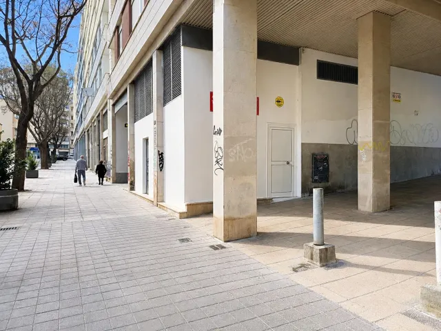 Plaza de parking en alquiler para coche y motos junto a Molinos de calle Industria — 21