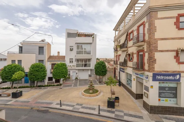 SE VENDE CASA CON UNA PARCELA DE 518 m2 (EN EL CENTRO DE LOS OGÍJARES). — 24