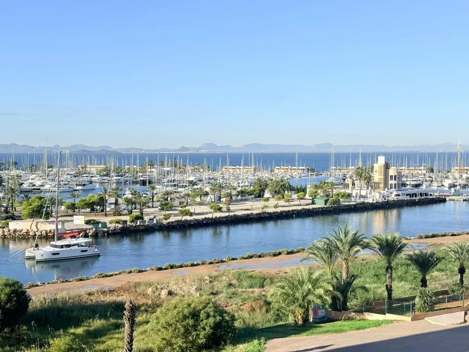 Apartamento situado en el kilómetro 14 de La Manga del Mar Menor, en el residencial Puerto Mar I y II.