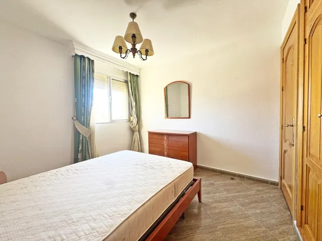 Amplio piso en esquina todo exterior con terraza y vistas al mar junto a Vialia y Avenida de Andalucía. — 18