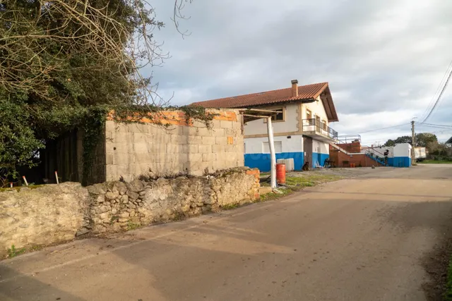 CASA CON NAVE INDUSTRIAL Y TERRENOS EN AJO