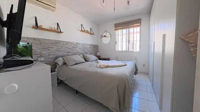 Chalet independiente de 4 habitaciones con piscina divida en dos plantas individuales — 19