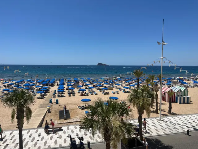 Alquiler larga temporada invierno,oct-jun con de 2 dormitorios en Benidorm primera linea mar,soleado — 2