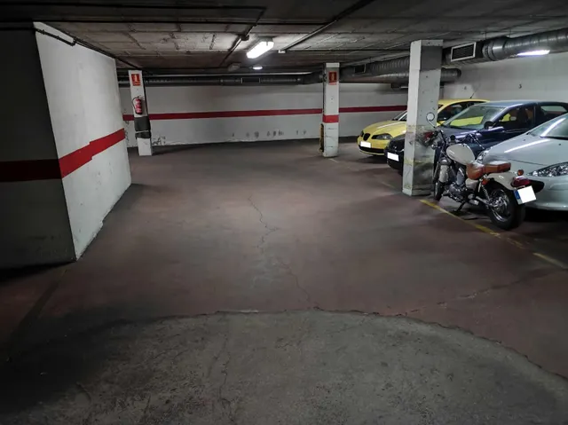 Plaza de garaje coche mediano en zona Delicias — 6