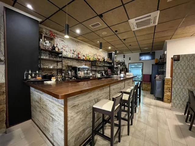 Casa unifamiliar con local comercial de restauración en Beni - foto 5