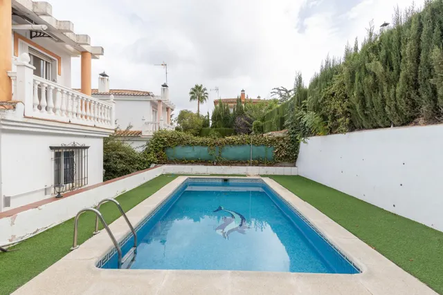 Casa independiente con piscina en La Zubia. — 38