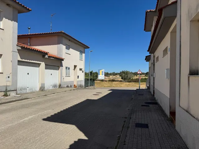 CHALET ADOSADO VPO EN VENTA CON PATIO Y GARAJE EN BERMILLO D - foto 2