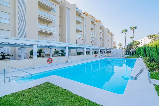 ¡Tu oasis junto a mar! Precioso piso de 2 dormitorios con terraza, piscina y garaje en Playa Poniente, Motril. — 3