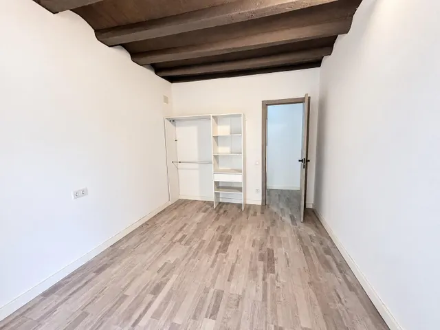 Amplio piso de 6 habitaciones en el centro histórico de Manresa — 7