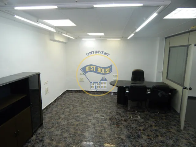 LOTE DE TRES LOCALES EN EL LLOMBO — 23