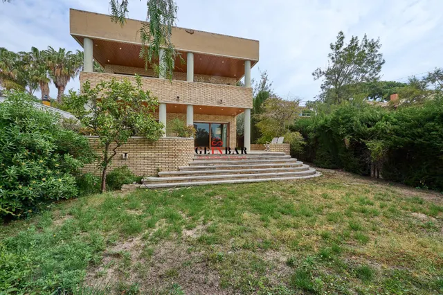 ESPETACULAR CASA EN ZONA EXCLUSIVA Y TRANQUILA CON JARDÍN — 48