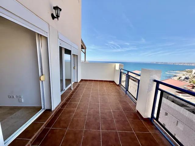Ático dúplex de dos dormitorios con vistas al mar en Benalmádena, Costa del Sol — 6