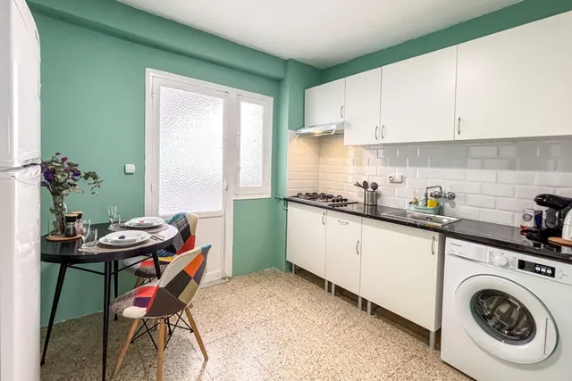 **Piso totalmente reformado de cuatro habitaciones y un baño** — 32