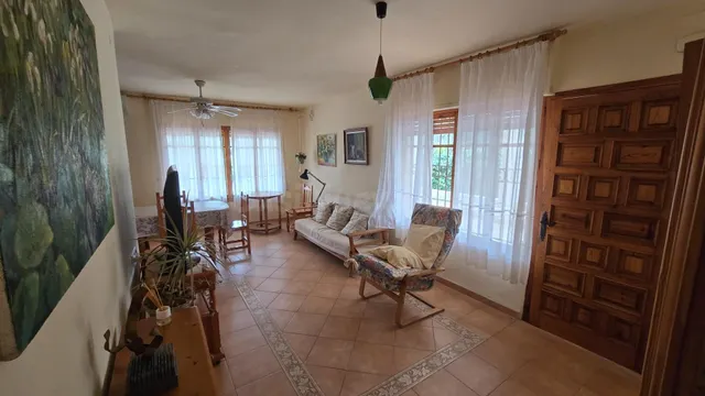 Chalet independiente con gran parcela, jardín y amplias zonas exteriores — 5