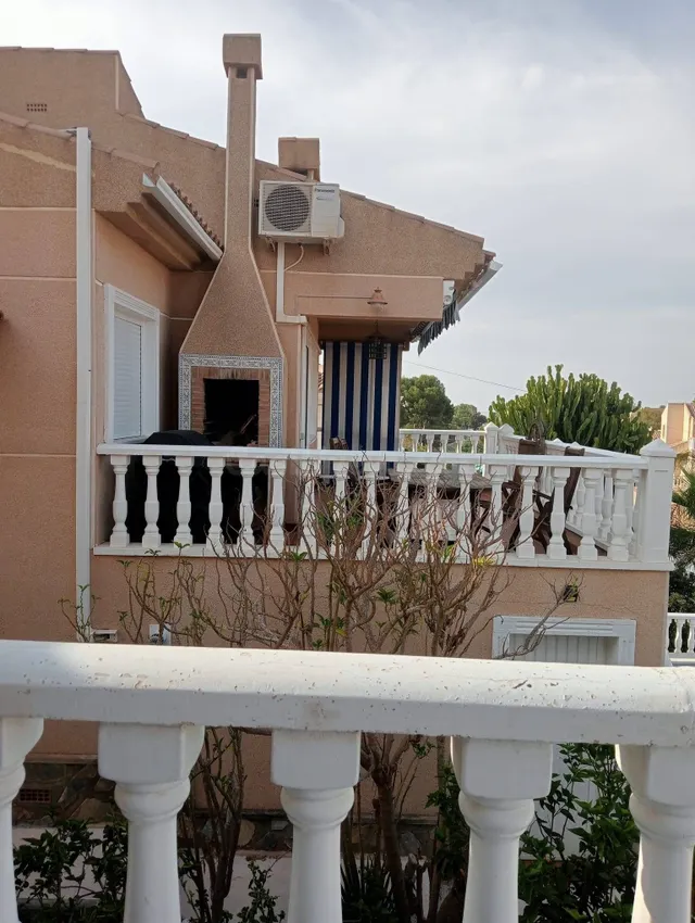 Se vende chalet con piscina privada en Los Balcones - foto 3