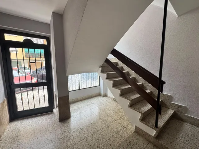 Estupendo piso de 3 habitaciones, con terraza, semi reformado. Zona Marxalenes - General Avilés — 35