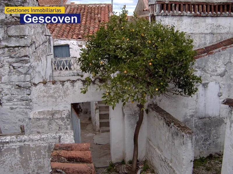 CASA PARA REFORMAR CON PATIO Y OTRAS EDIFICACIONES