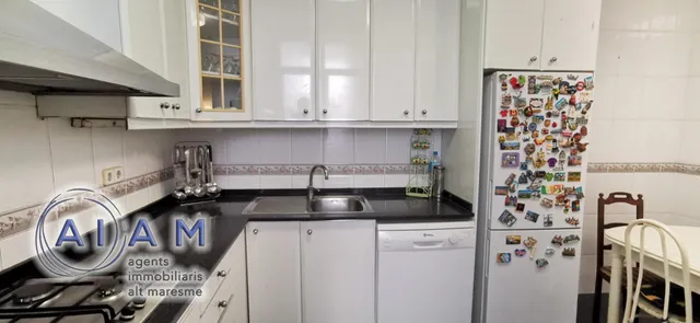 Edifidio con local y vivienda dúplex en carrer Església — 6