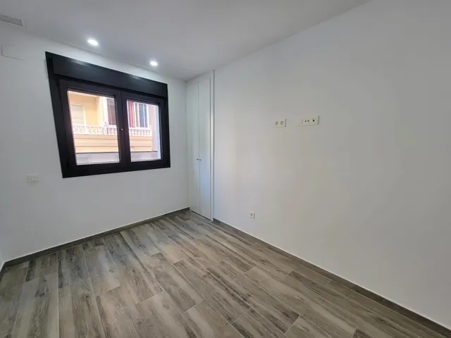 Moderno apartamento muy espacioso, en esquina, 3 dormitorios, 3 baños, parking, piscina, a 5 minutos a pie de la Playa del Cura — 26