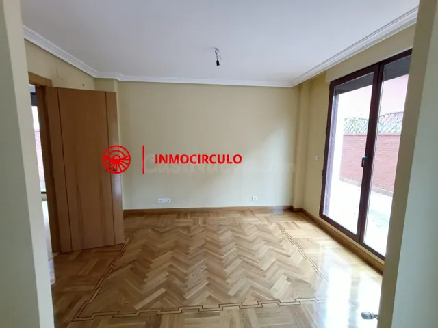 Exclusivo Chalet Pareado Junto al HUBU: Tu Oasis Urbano en Burgos — 5