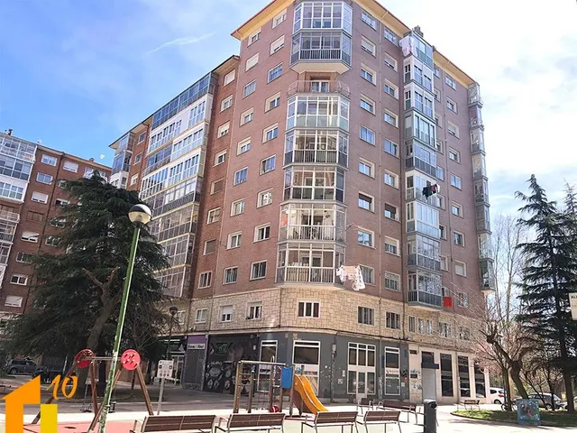 Vivienda en Avd. Arlanzón, zona Hacienda. — 22
