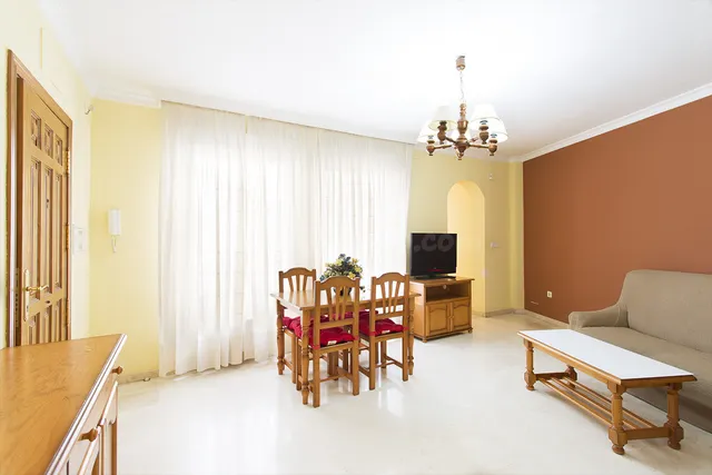 Albayzin bajo zona. piso 3 dormitorios. 2 baños. salón. cocina. calefacción. luminoso. — 4
