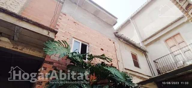 AMPLIA CASA CON MUCHA POSIBILIDAD Y TERRAZA — 45
