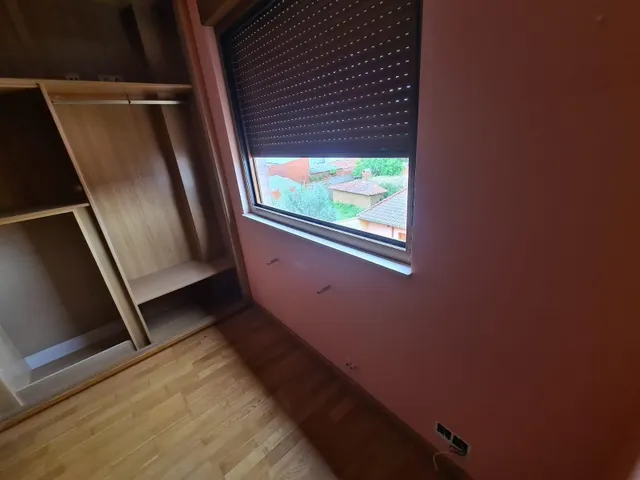 SE VENDE AMPLÍSIMO APARTAMENTO EN VALENCIA DE DON JUAN, COCINA, SALÓN, 2 HAB., 2 BAÑOS, ASCENSOR, TRASTERO Y P. GARAJE. NECESITA REFORMA. — 11