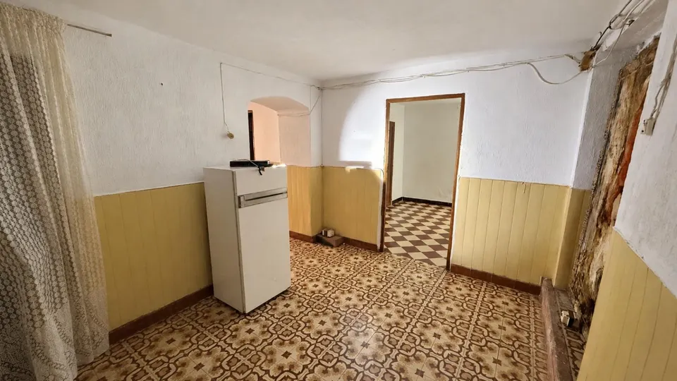Oportunidad en Villaharta: Casa de pueblo con gran potencial en plena naturaleza