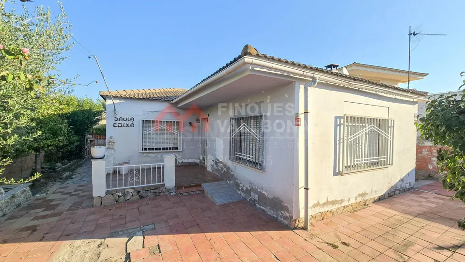 CASA CON TERRENO PARA REFORMAR EN LA TORRE DE CLARAMUNT –