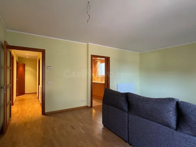 Gran dúplex de 4 habitaciones con plaza de parking cerrada - foto 5