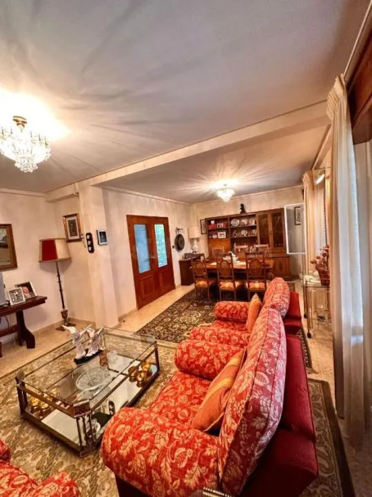 OPORTUNIDAD!!! CASA INDEPENDIENTE DE TRES PLANTAS EN VENTA E - foto 2