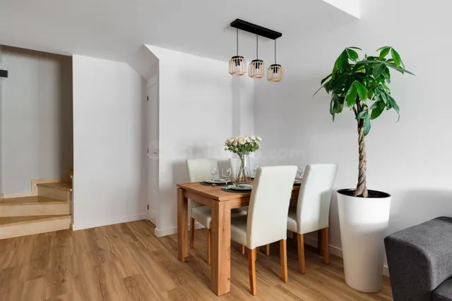 Casa adosada reformada con terraza y piscina comunitaria en  - foto 3