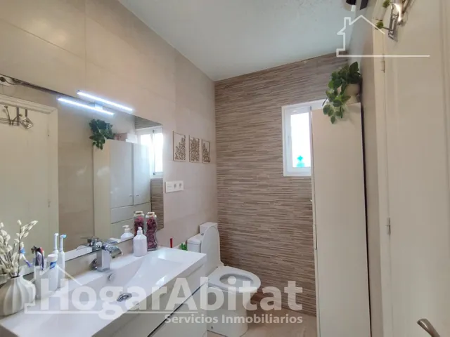 Espacio exterior, luz y privacidad en este adosado reformado en esquina con gran terraza y piscina comunitaria — 37