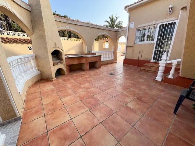 Chalet con piscina y amplias estancias en El Chaparral — 6