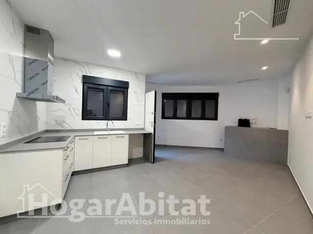 Estrena diseño y máxima eficiencia en esta moderna planta baja reformada con piscina y garaje — 10