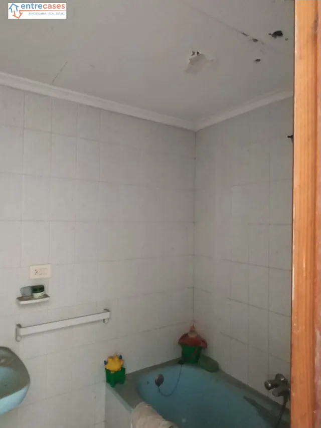 CASA PARA REFORMAR, EN ZONA CENTRO DE LA VALL, CON ACCESO A DOS CALLES. — 2