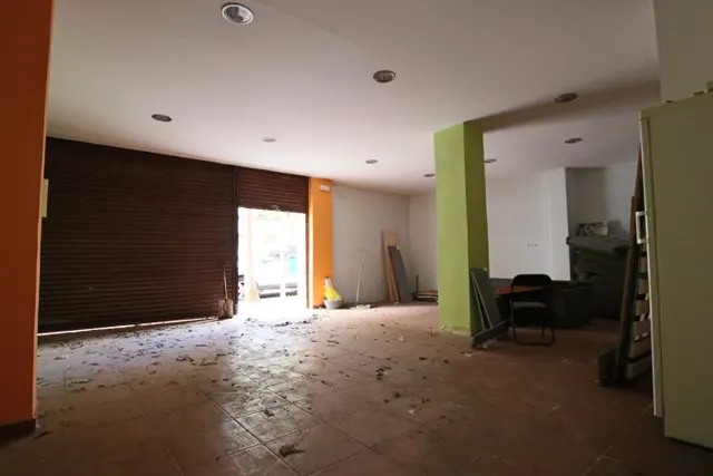 LOCAL IDEAL  PARA CUALQUIER  TIPO DE NEGOCIO, MUY  ZONA COMERCIAL — 4
