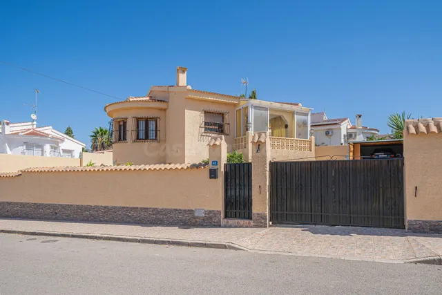 Villa independiente de 3 dormitorios con vivienda adicional 