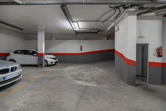 Plaza de garaje en el centro — 6