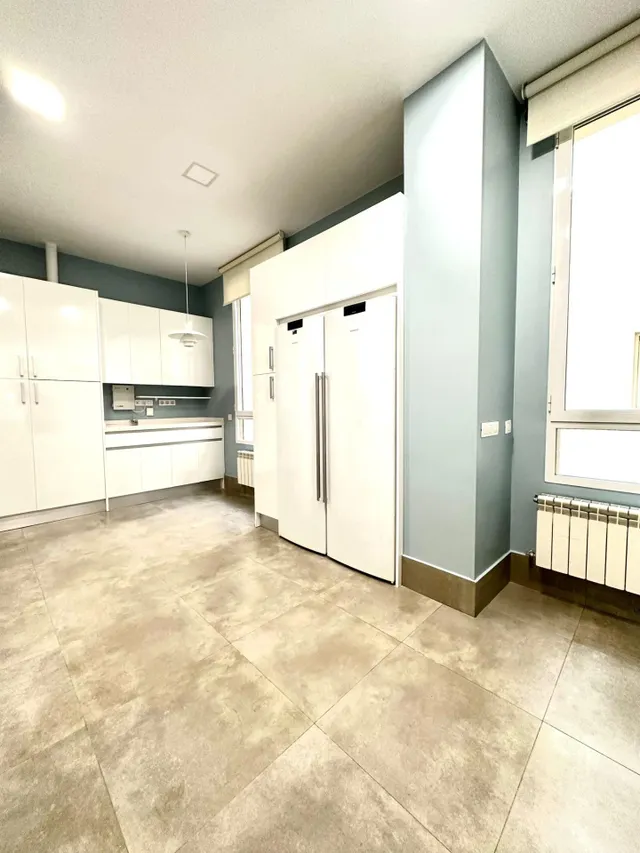 IMPRESIONANTE VIVIENDA EN CLAUDIO CUELLO ESQUINA JORJE JUAN — 27